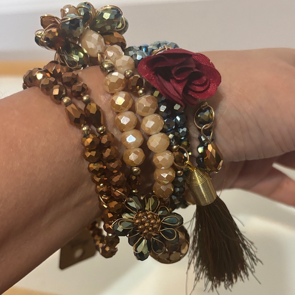 Bach Beaded set of 7 stretch bracelets with charms. NWT - Picture 5 of 15